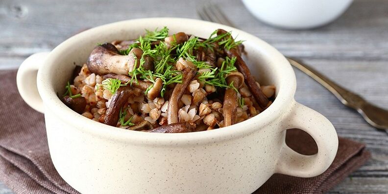 Menu nutritif et sain pour le déjeuner, bouillie de sarrasin aux champignons