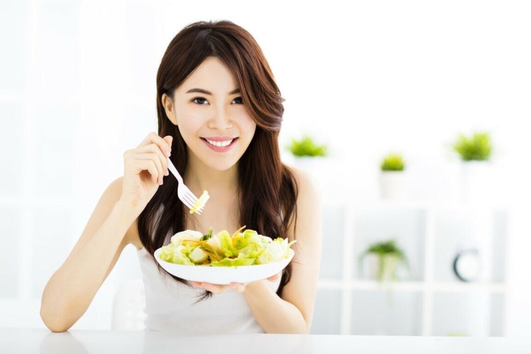 Femme japonaise mangeant de la salade